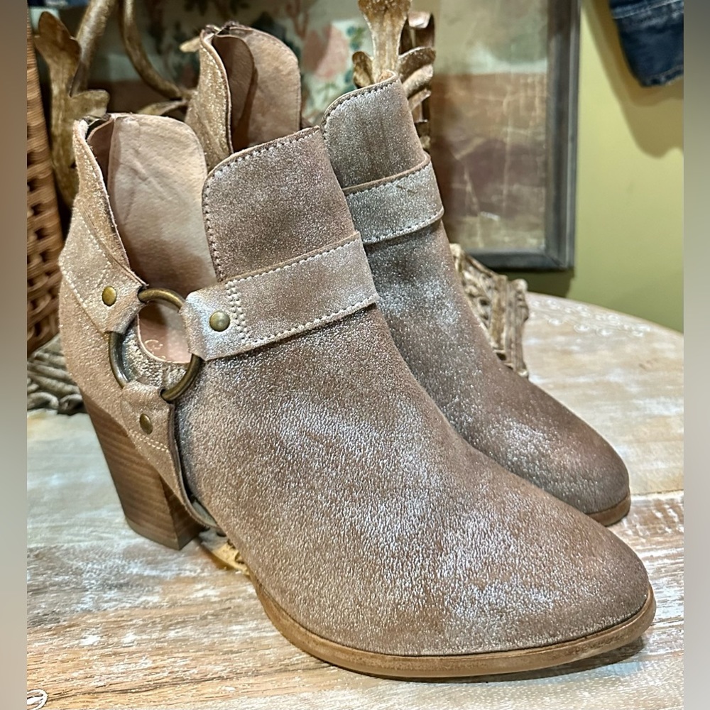 EUC Seychelles Moto Inspired Metallic Suede Ankle Bootie. Size 8 - Picture 2 of 11